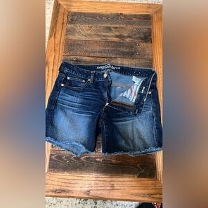 American Eagle Shorts
Size 8 Stretch | Boy Midi